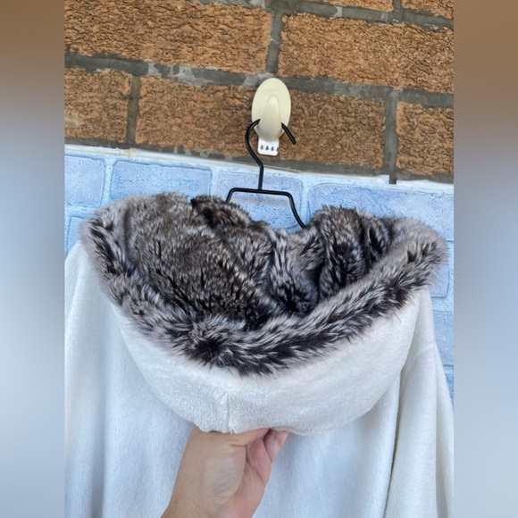 Pottery Barn White Faux Fur Trim robe size medium - Picture 9 of 13